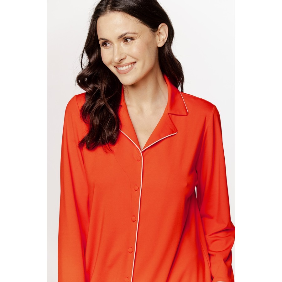 Detalle botonadura camisón naranja escote ribeteado